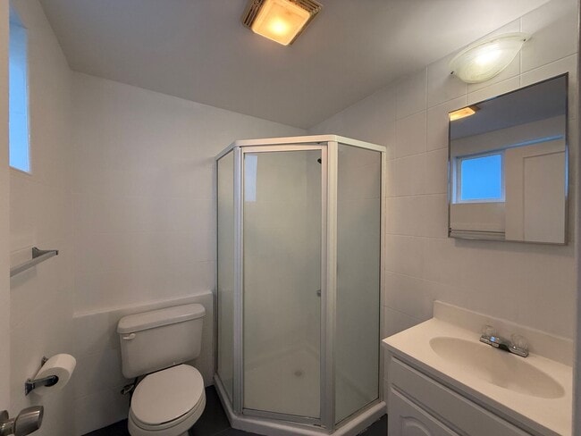 Building Photo - Spacious Home on a Quiet Cul-de-sac Near Little Hollywood