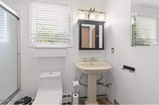 Building Photo - 517 Laurel Ave