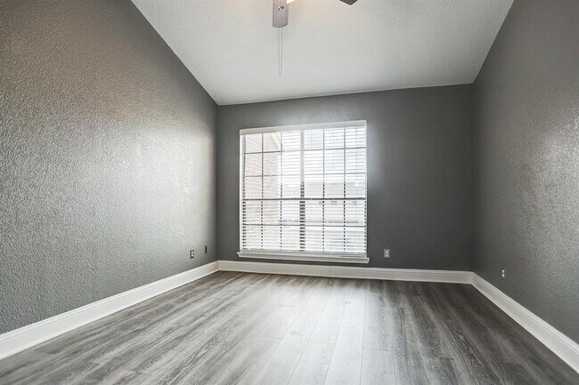 Building Photo - 2121 El Paseo St