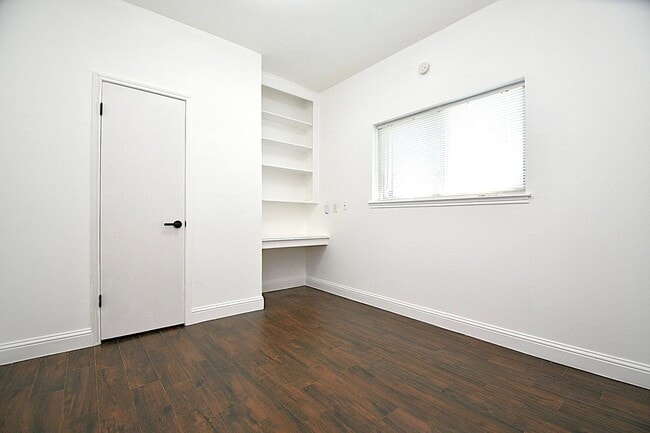 Building Photo - 2203 Briarview Dr