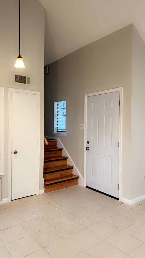 Building Photo - 153 Holland Park Cir
