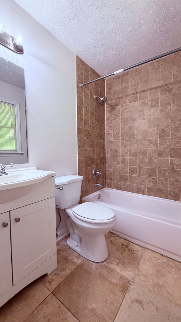 Building Photo - Lilburn 2 Bed-2.5 Bath Townhouse, Fireplace, Great Floor Plan!