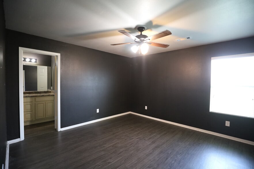 Building Photo - 3730 Churchill Dr