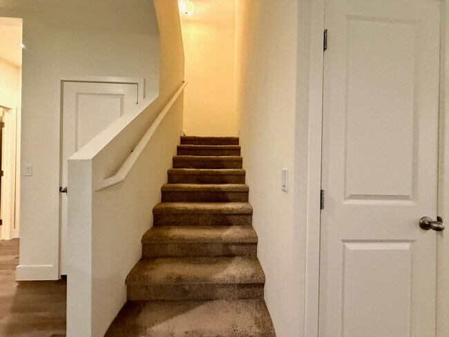 Building Photo - 3 BED 2.5 BATH 2 CAR GARAGE TOWNHOUSE w/ PRIVATE BACKYARD in GATED COMMUNITY.