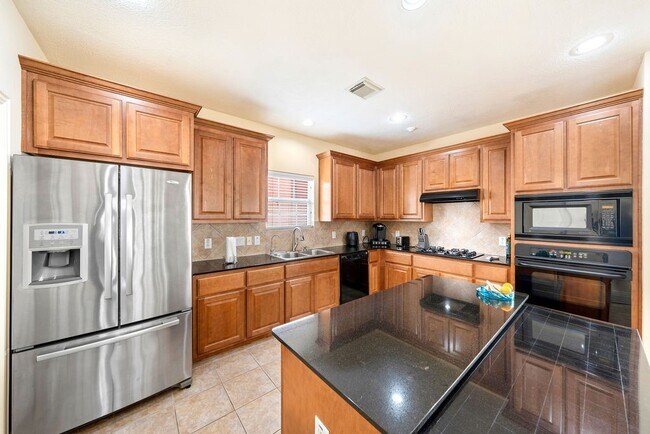 Building Photo - 7143 Laguna Villas