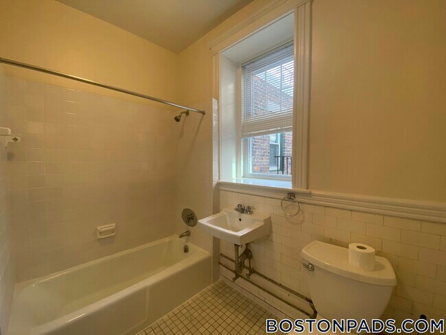 Building Photo - 29 Park Dr