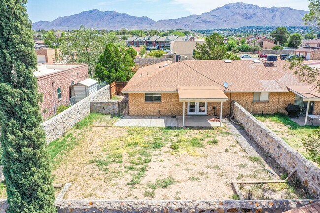 Building Photo - 601-603  Alicante Way
