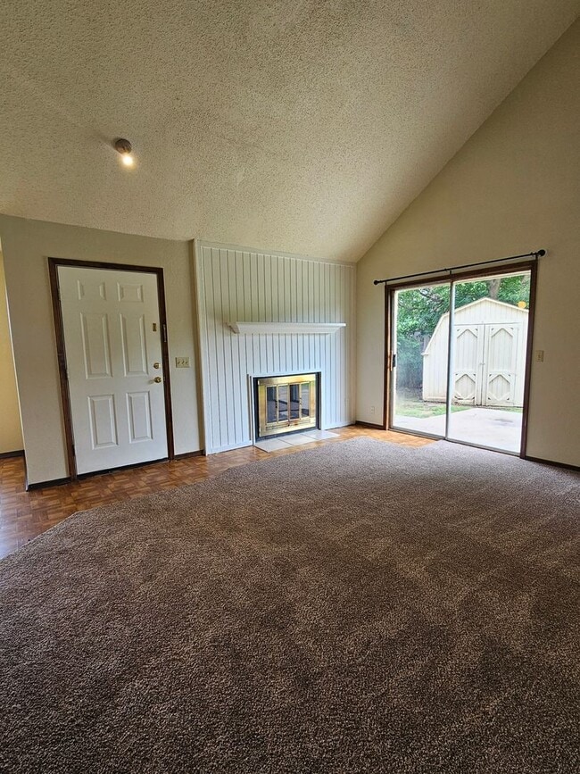 Building Photo - West Norman Duplex Avail NOW!