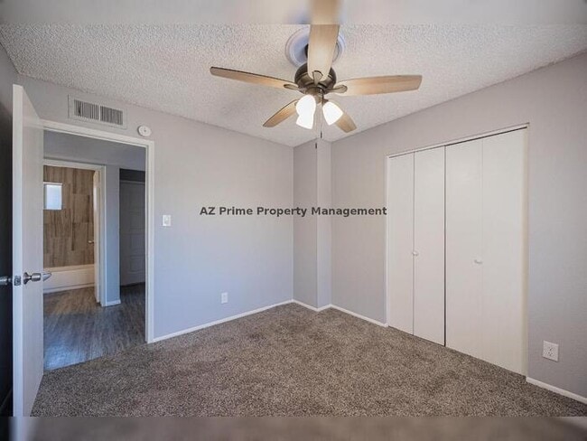 Building Photo - 4704 S La Rosa Dr