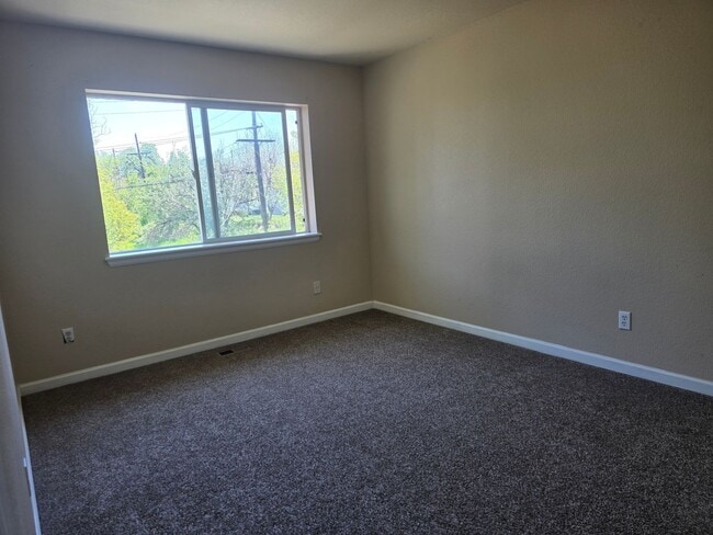 Building Photo - Three-bedroom condo in Denver boasts a lar...