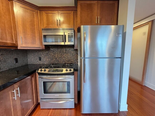 Building Photo - 2 Bed + 2 Bath Condo in the Belmont District Portland ~ Secured Garage Parking, Washer & Dryer in...