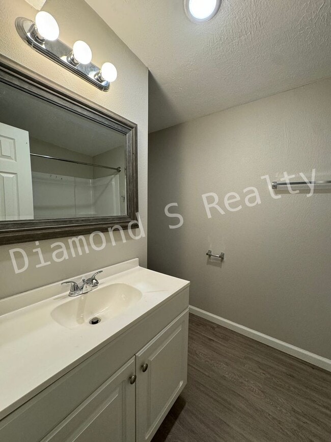 Building Photo - Country Setting!  2 Bed/2 Bath Home