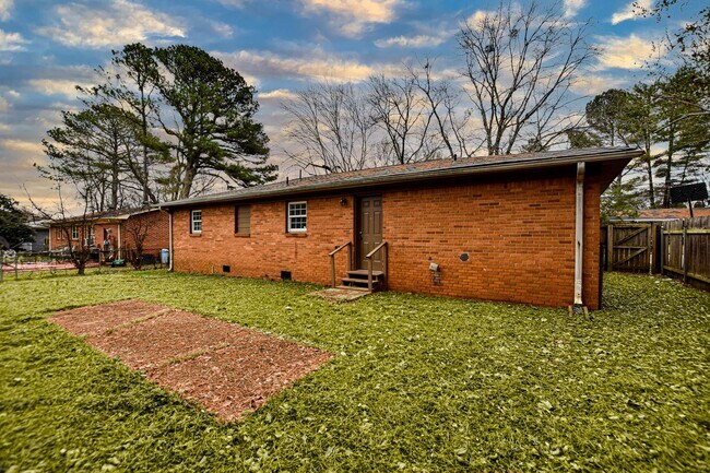 Building Photo - 4 Bedroom / 3 Bath Single Family Home