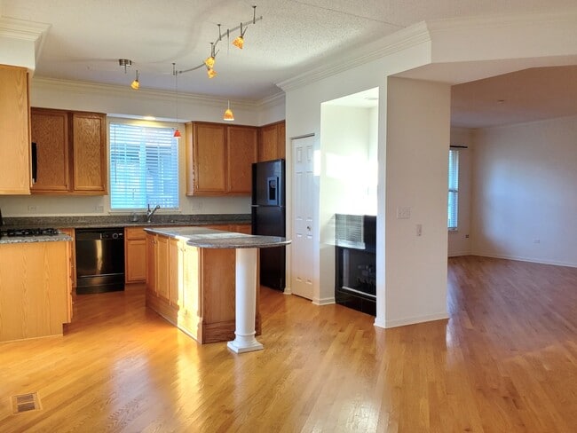 Building Photo - 1914 Crenshaw Cir