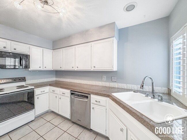 Building Photo - Spacious 2B/2BA Rancho Bernardo Condo with Balcony, W/D & Pool Access