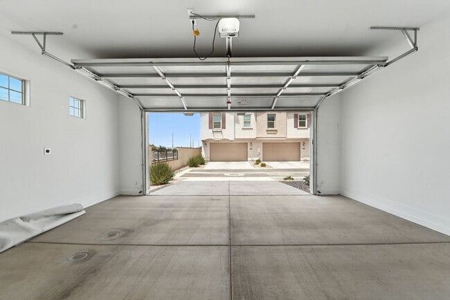 Building Photo - Like New Luxurious Model Home in Warner Meadows!