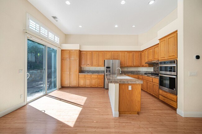 Building Photo - Highly Desirable Executive Home: 4 Bedrooms, 3 Bathrooms of Luxury Living