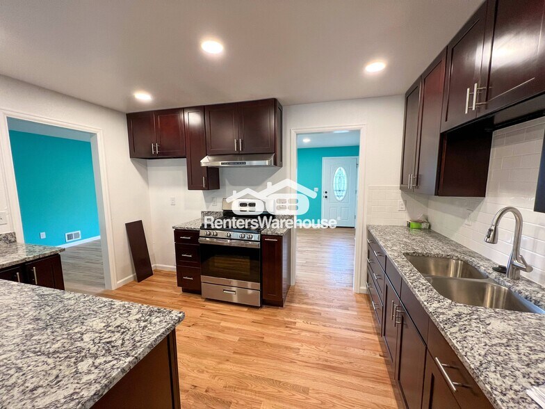 Building Photo - 12496 E Park Ln Dr