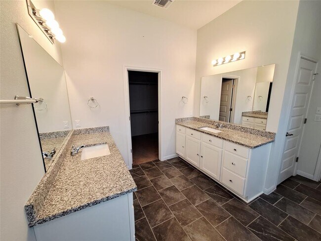 Building Photo - 7800 Hillock Terrace