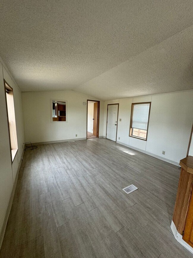 Building Photo - Pet Friendly 2bdrm, 2 bath home in the Cou...