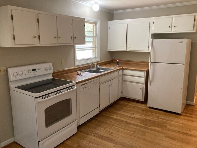 Building Photo - 403 E Samford Ave