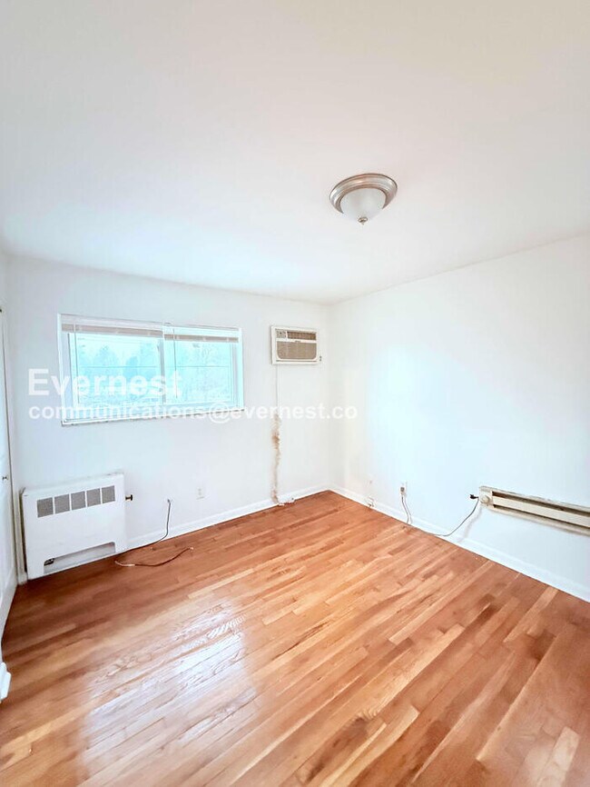 Building Photo - 15601 Schoolcraft Rd