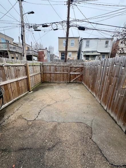 Building Photo - 200 N Rose St