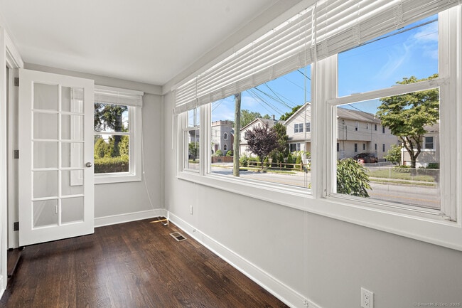 Building Photo - 252 Seaside Ave