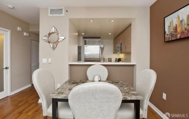 Building Photo - 555 4th St