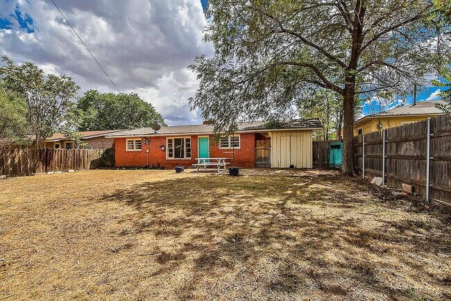 Building Photo - Come check out this great 3 bedroom 2 bathroom house located near Texas Tech!