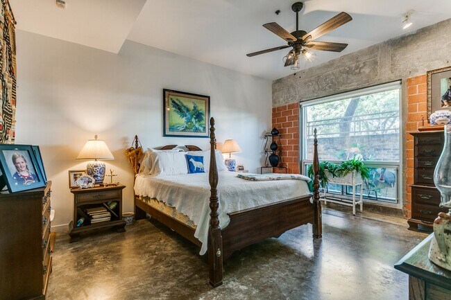 Building Photo - FANTASTIC 2-BEDROOM KING WILLIAM CONDOMINIUM