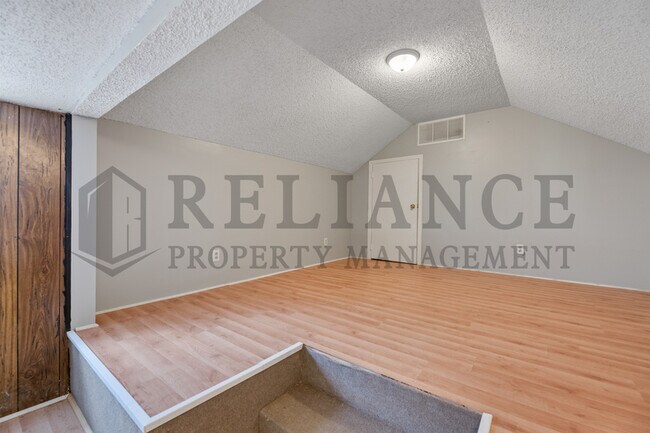 Building Photo - 415 E Vine St