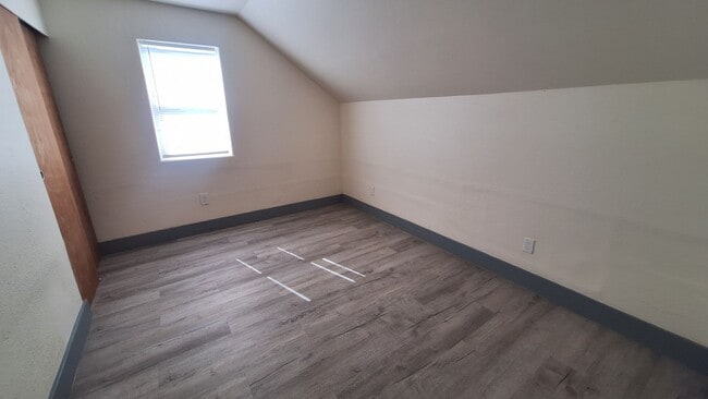 Building Photo - 4 bedroom 2.5 bath home with main level be...
