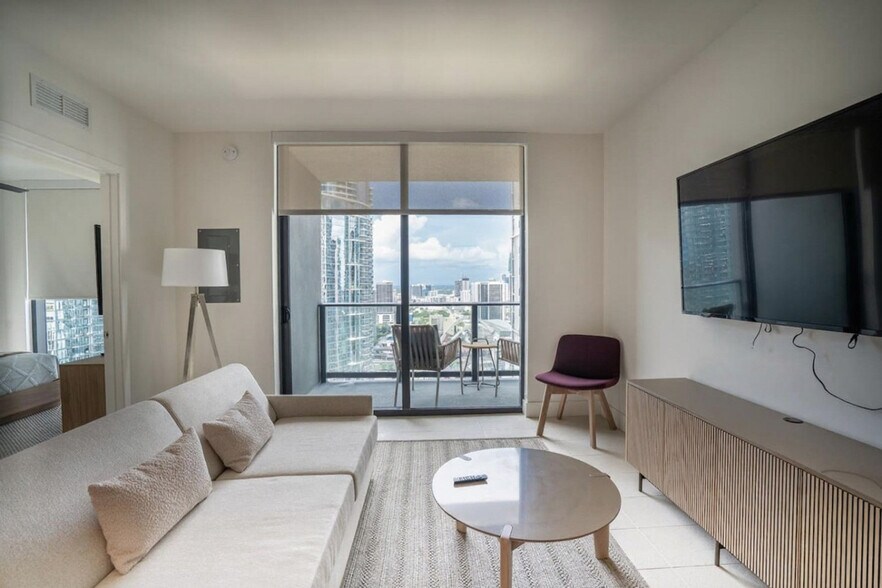 Building Photo - 601 NE 1st Ave