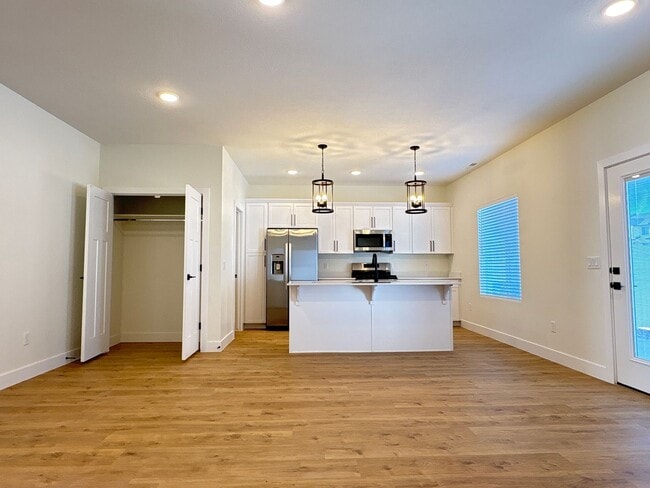 Building Photo - Crosshollows Home Available!