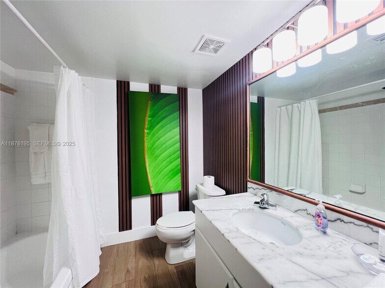 Building Photo - 1200 Brickell Bay Dr