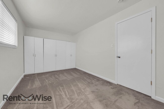 Building Photo - 2406 Kehoe Ave