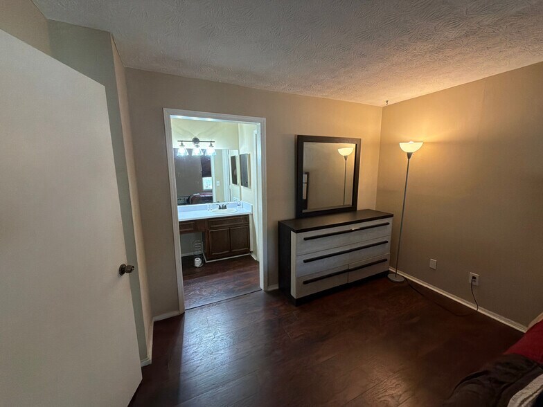 Building Photo - Room in Condo on Brockett Pl