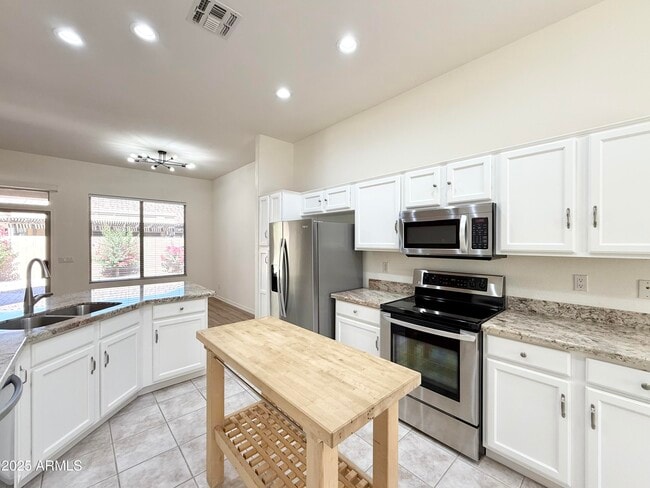 Building Photo - 4148 E Walnut Rd