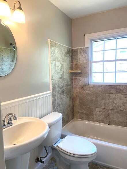 Building Photo - 1826 Eastridge Dr