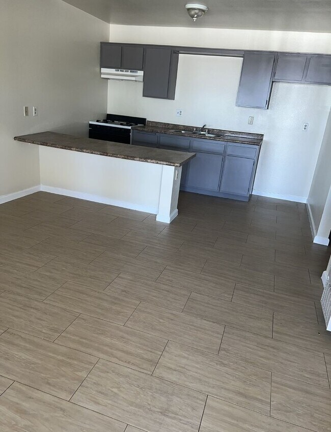 Building Photo - 1st Month’s FREE Rent Move-In Special! Spa...