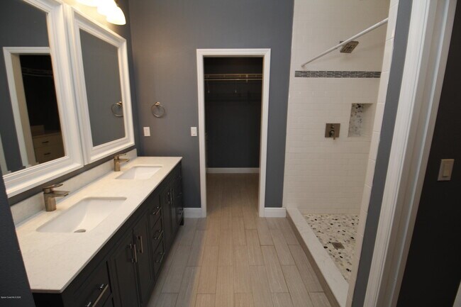 Building Photo - 1015 Venetian Dr