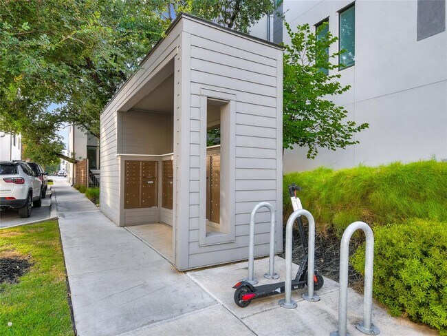 Building Photo - 3100 Menchaca Rd