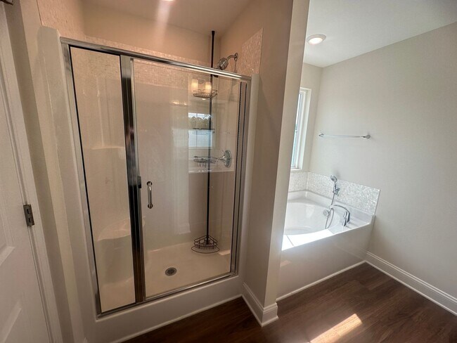 Building Photo - Spacious 4BR 3BA home in Northern Greensboro