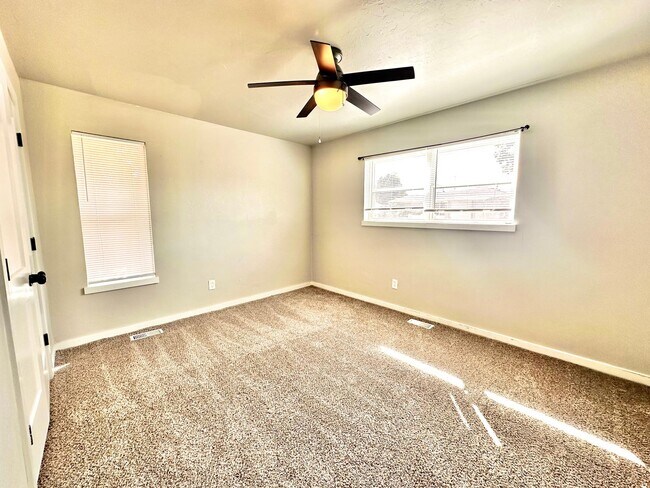 Building Photo - 4 Bed Spacious Midwest city House