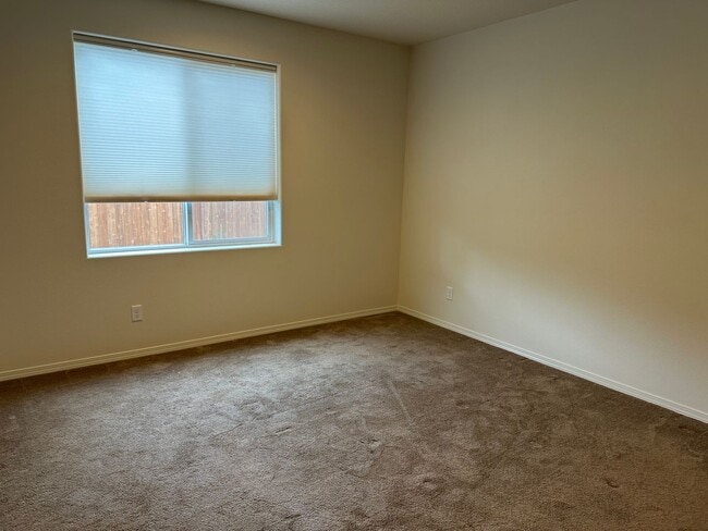 Building Photo - Newer Super Clean 3 Bedroom 2 Bath Home In NE Albany