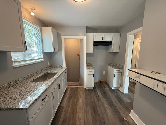 Building Photo - Renovated 2-Bedroom Home – We Welcome Sect...