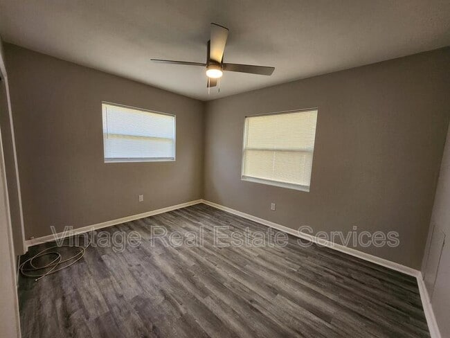 Building Photo - 304 S Mercury Ave