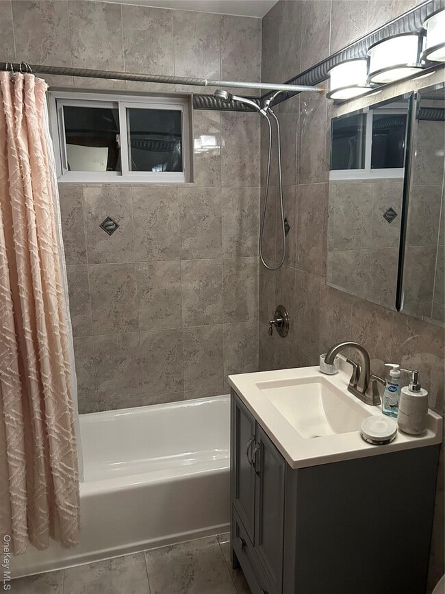 Building Photo - 59-26 Linden St