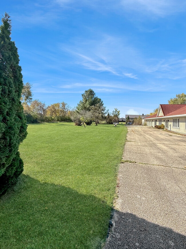 Building Photo - 33053 Pamrich Dr